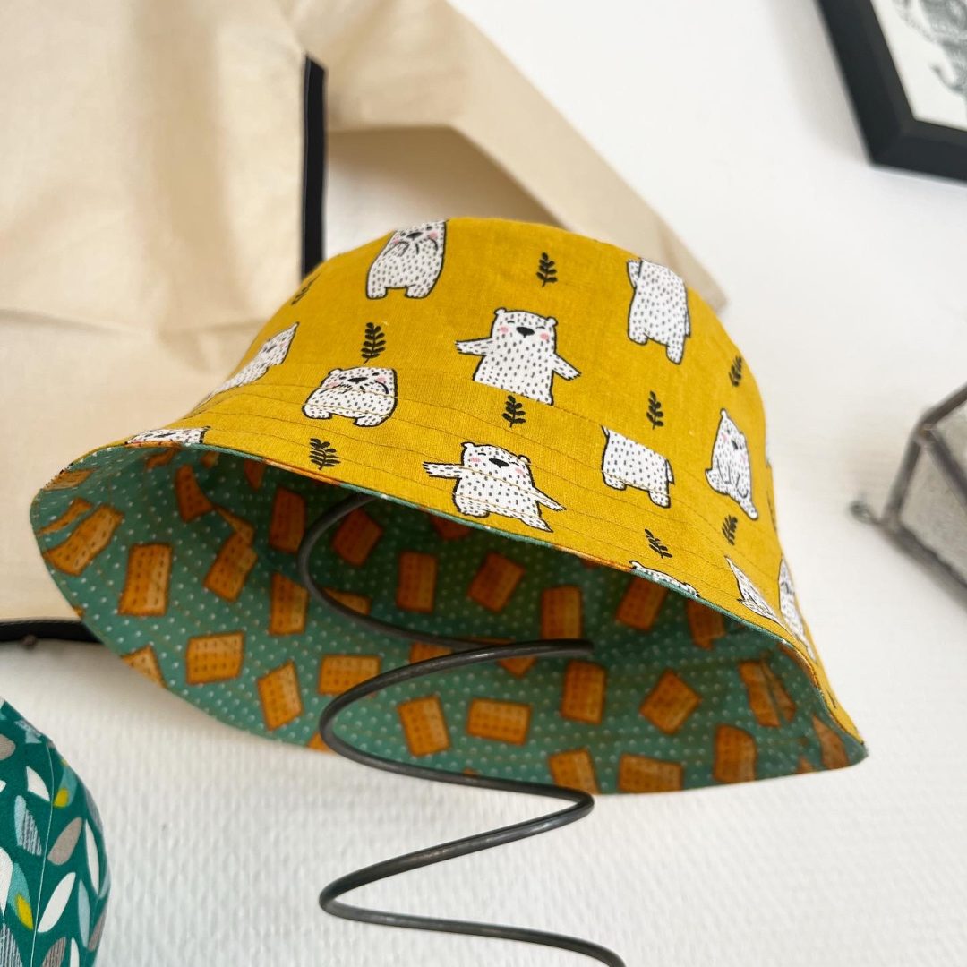 Bob enfant réversible tissu ours et biscuit accessoire chapeau