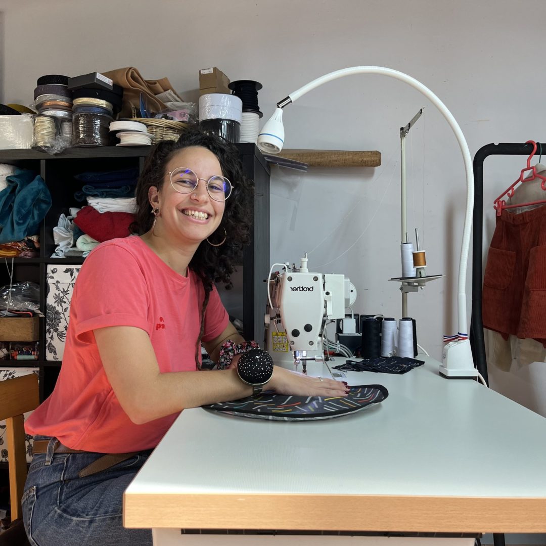 Portrait piqueuse industrielle atelier
